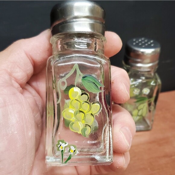 Home Essentials Vintage Grapes Salt and Pepper Shaker - Picture 7 of 8